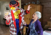Alfons (Sepp Schauer, l.) weiß nichts von Käthes (Luise Deschauer, r.) Clownphobie und jagt dieser einen gehörigen Schrecken ein.