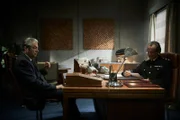 Fred Thursday (Roger Allam, l.) und Reginald Bright (Anton Lesser, r.) beschäftigt nicht nur der mysteriöse Mordfall. Auch die Abwesenheit von Morse (Shaun Evans) beunruhigt sie.