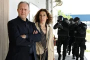 Moritz Eisner (Harald Krassnitzer) und Bibi Fellner (Adele Neuhauser) machen eine Razzia in einem chinesischen Sweatshop, wo illegale Waren umetikettiert werden.