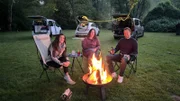 Moderator Arndt Reisenbichler trifft sich mit 2 Minicamperinnen am Feuer.