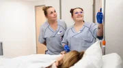 Mal sehen, ob's tropft: Praxisanleiterin Irene (l.) mit Pflegefachkraft-Azubi Kyra.