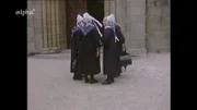 Armor - Land am Meer in der Bretagne: Nonnen im Wind vor der Klosterkirche.