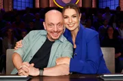 Ein starkes Team: Rateteam-Kapitän Bernhard Hoëcker (l.) und die Fernsehmoderatorin Laura Wontorra (r.).