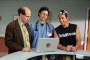 "Scrubs - Die Anfänger", "Mein Durchhänger." J.D. fühlt sich wie der totale Versager. Er und Kim haben sich getrennt, sein derzeitiger Wohnort ist ein Zelt und er fühlt sich krank. Dr. Cox diagnostiziert bei J.D. eine seltene Kreislaufstörung, die zu häufigen Ohnmachtsanfällen führt. Weder Turk noch Elliot wollen sich um den ewigen Pechvogel kümmern. Im Bild (v.li.): Sam Lloyd (Ted Buckland), Zach Braff (John 'J.D.' Dorian), Robert Maschio (Dr. Todd Quinlan).