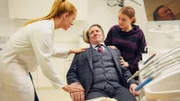 Im Bild (v.li.): Dr. Abendroth (Lilian Klebow), Otto Czerny-Hohenburg (Robert Palfrader), Franziska Czerny-Hohenburg (Sophie Stockinger).