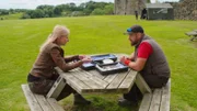 Alice Roberts (l.)