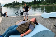 Danny Morgenstern (stehend) und sein Begleiter Holger Schulze legen auf ihrer Radreise eine Pause ein.