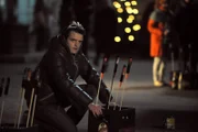 Flori (Tommy Schwimmer) merkt bei der Vorbereitung für das Feuerwerk nicht, dass Nina fehlt.