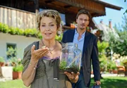 Christian (Andreas Pietschmann) beobachtet, wie Teresa (Michaela May) einem "Wetterfrosch" die Freiheit schenkt.