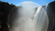Ein kreisrunder Regenbogen vor den berühmten Victoria-Wasserfällen im südlichen Afrika.