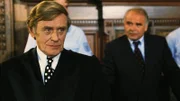 Karel Bosinsky (Edwin Marian, r.) wird des Waffenschmuggels und Mordes verdächtigt. Er sitzt auf der Anklagebank und wird von einem Anwalt (Horst Frank) vertreten, der mit allen Wassern gewaschen ist.