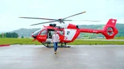 Tobias Müller vor einem Rega-Helikopter