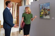 Vor Eröffnung der Ausstellung betrachten Marie (Karin Thaler, r.) und Dr. Baumgartner (Oliver Bürgin, l.) das "Halbermann-Gemälde", das Jo für das "Times Square" erwerben möchte.