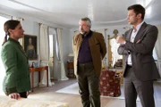 Die Kommissare Stadler (Dieter Fischer, M.) und Hansen (Igor Jeftic, r.) befragen Regina von Wollstett (Julia Urban, l.) im Zusammenhang mit dem Mord an Niklas Färber.