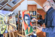 Dem Schneeweiß draußen setzt Dietrich Papsch intensive Farben entgegen. Der Hobbymaler engagiert sich auch für Schellerhaus Galerie.