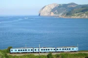 Regionalzug auf Traumstrecke: die Linie zwischen Gernika und Bermeo.