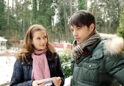 Robert (Lorenzo Patané, r.) schmerzt es, dass Eva (Uta Kargel, l.) bald heiraten wird.