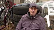 Elvis macht zurzeit Martins erstes Auto, den blauen VW Polo, wieder fit. Denn der soll verschenkt werden.