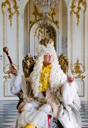 Seht mich an! Während sein Volk hungert, gibt Friedhelm der Fesche (Matthias Brandt) Unsummen für Garderobe und Geschmeide aus. Seht mich an! Während sein Volk hungert, gibt Friedhelm der Fesche (Matthias Brandt) Unsummen für Garderobe und Geschmeide aus.