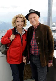 Es herrscht wieder eitel Sonnenschein zwischen Teresa (Michaela May) und ihrem arbeitswütigen Mann Paul (Dietrich Hollinderbäumer).