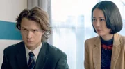 Der Jungreporter Jake (Ansel Elgort, li.) und seine Vorgesetzte Eimi Maruyama (Rinko Kikuchi) recherchieren zu einer Story um Kredite und Selbstmorde.