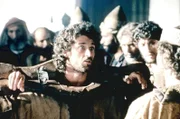 Mit einem Joch auf den Schultern tritt Jeremia (Patrick Dempsey) vor den König und mahnt ihn, die Herrschaft Babylons anzuerkennen.