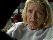 Bess Sherman (Jane Powell) wurde mi?handelt. Die Detektives versuchen der verwirrten Frau zu helfen...