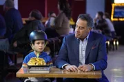 (v.li.): Tyler Wladis (Graham D’Amato), Brad Garrett (Douglas Fogerty).
