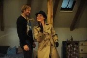 Maria überrascht Gregor mit einer heißen Tanzeinlage. Von links: Gregor Brunner (Holger M. Wilhelm) und Maria Kirchleitner (Daniela März).