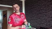 Vierfach-Papa Carsten bereitet sich auf seinen Urlaub mit Sohn Yusei vor. Die beiden wollen die Sommerferien bei seiner Freundin Antje und deren Kindern in Ostfriesland verbringen.