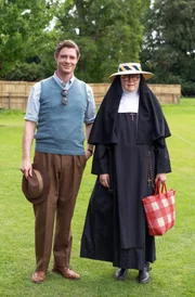 Di Sam Gillespie (Max Brown, li.), Sister Boniface (Lorna Watson, re.)