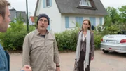 Nur das Ehepaar Edgar (Leon Boden) und Anita Sichler (Beate Maes) wohnt in der Nähe. Der Name sagt den Ermittlern etwas: Am Morgen hatte Sichler die Polizei wegen Einbruchs zu seinem Bootshaus gerufen, war dann aber selbst verschwunden. Kurz darauf war sein Freund Heinrich Lenz tot. Nur ein seltsamer Zufall? Lars Pöhlmann (Dominic Boeer) fragt nach.
