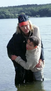 Auf dem Weg zum Boot hat Ilse (Christiane Reiff) einen kleinen Jungen (Paul Fröhling) entdeckt, der zu ertrinken drohte. Beherzt rettet sie dem kleinen Jungen das Leben...
