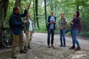 Walter Rübesam (Mike Maas, l.), Steffi Kurtz (Ines Honsel, 2.v.l.), Judith Färber (Nina Brandhoff, M.) und Rosi Mitterer (Simona Mai, 2.v.r.) vom Verein der "Rosenheimer Waldfreunde" erklären Frau Stockl (Marisa Burger, r.), was beim "Waldbaden" zu beachten ist.