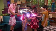 Candi Falconman (Jada Facer, l.), Hank Thunderman (Chris Tallman. 2.v.l.), Chloe Thunderman (Maya Le Clark, 3.v.l.), Phoebe Thunderman (Kira Kosarin, 4.v.l..), Nora Thunderman (Addison Riecke, 4.v.r.), Max Thunderman (Jack Griffo, 3.v.r.), Billy Thunderman (Diego Velazquez, 2.v.r.)