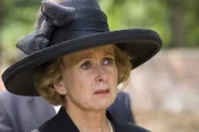 Hilary King (Susan Tracy) am Grab ihres Mannes