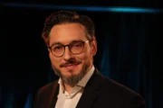 Diesmal verrät uns der Robotik-Forscher und Leibniz-Preisträger Sami Haddadin (im Bild) von der TU München, warum der Mensch auch zukünftig eine zentrale Rolle in der Welt moderner Maschinen spielt. Und der Paläontologe Sebastian Teichert von der Friedrich-Alexander-Universität Erlangen-Nürnberg nimmt uns mit auf eine Entdeckungsreise zu den Riffen in der Arktis.