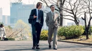 Der Reporter Jake (Ansel Elgort, li.) gewinnt das Vertrauen von Chefermittler Katagiri (Ken Watanabe).
