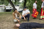 Verena Lorenz, die neue Besitzerin der Marina, wird tot aufgefunden. Jasmin Sayed (Sesede Terziyan, l.) und Wolf Malletzke (Christoph Grunert, m.) nehmen die Leiche in Augenschein.