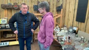 Matthias (li.) erhielt die Diagnose Bauchspeicheldrüsenkrebs mit einer Lebenserwartung von maximal zwei Jahren. Für ihn und seine Frau Mari ein Schock. Trödeltrupp-Experte Otto soll der Familie helfen, die überfüllten Garagen zu leeren.