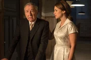 Emilio López (José Sacristán, l.); Ana Rivera (Paula Echevarría, r.)