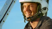 Pilot Leo (Daniel Feuerriegel) ist gekränkt und versprüht aus Rache Pestizide über die Ökofelder von Drover's Run.