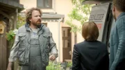 Ein von Lenz‘ Klage betroffener Hauseigentümer ist Jens Neumeyer (Jean-Claude Knobbe). Er erzählt den Kommissaren Katrin Börensen (Claudia Schmutzler) und Lars Pöhlmann (Dominic Boeer), dass durch die fehlenden Mieteinnahmen seine Altersabsicherung bedroht ist. Nur weil Lenz die Urlauber angeblich zu laut waren!