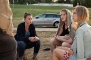 Nina Weiss (Julia Schäfle, l.) befragt Basti (Lukas Zumbrock, 2.v.r.) und Lotta (Anna-Isabel Hinz, r.)