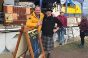 Tobias Kämmerer mit Jörg Schurig (re.) am Bembelboot.