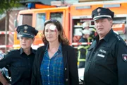 Franzi (Rhea Harder, l.) und Hans (Bruno F. Apitz, r.) stellen erstaunt fest, dass die Mutter von Mattes (Charlotte Schwab, M.) am Unfall beteiligt war.