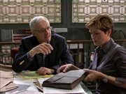Arthur Esterman (Michael Gross, li.) zeigt Det. Benson (Mariska Hargitay, re.) und Det. Stabler einige Aufzeichnungen seiner Frau. Vielleicht können diese die Beamten zu ihrem Mörder führen...