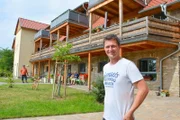 Lange Zeit stand sie leer, dann hat Maik Siebert die alte Schule im Dorf gekauft, umfassend saniert und mit Leben gefüllt. Die Villa Domäne ist eine Senioren Wohngemeinschaft. Die Idee hat Maik Siebert aus der Not geboren. Er wollte für seinen demenzkranken Großvater eine bestmögliche Betreuung im Dorf.