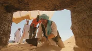 Aufregung in Qubbet el-Hawa - Alejandro Jiménez Serrano (r.) legt den Eingang zu einem neu entdeckten Grab frei.