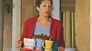 Seitdem ihr Exmann das Haus verkauft und die Konten geplündert hat, wohnt Moira (Doris Younane) auf Drover's Run. Sie ist eine große Hilfe im Haushalt!